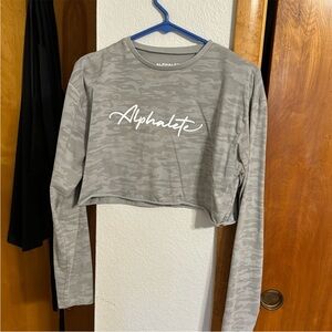 Alphalete Camo Long Sleeve Crop Top - Gray